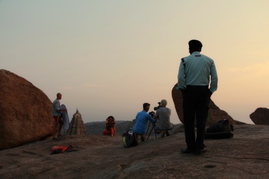 Съемочная группа "Всё как у зверей" под охраной