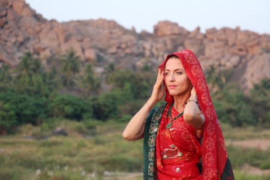 Евгения Тимонова: "Да, я снова сдаю своих. Но зато посмотрите, какое у меня сари!"